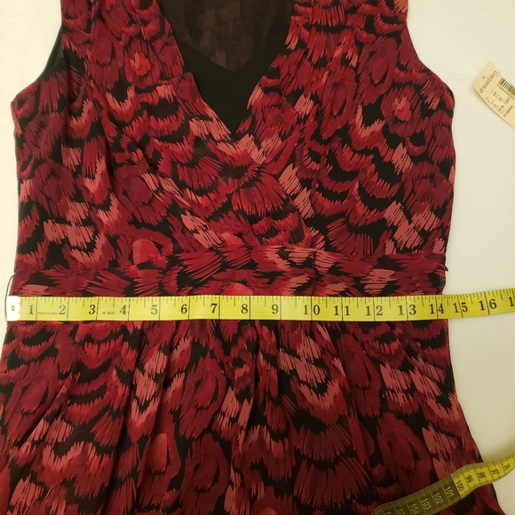 Sleeveless Maroon Pocket Dress - Picture 10 of 16